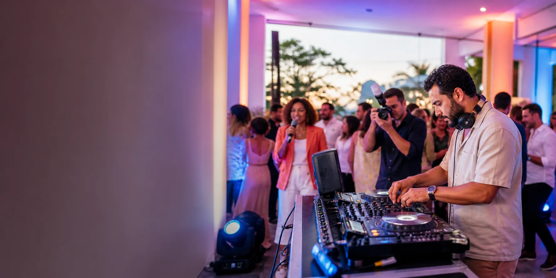 DJ, ведущая и фотограф работают на празднике